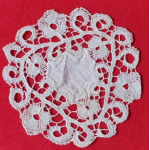 Rond handgemaakt kanten kleedje